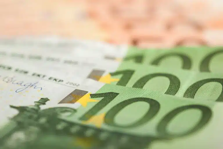 combien rapporte 100 millions d euros place 1